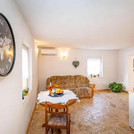Apartamento Lovely In With Kitchen Pridraga